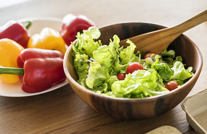 Salata Lecho poate servi ca garnitură gustoasă și sănătoasă. 