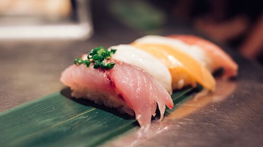 Mâncărurile din pește proaspăt sunt un depozit de proteine ​​și acizi grași în dieta japoneză