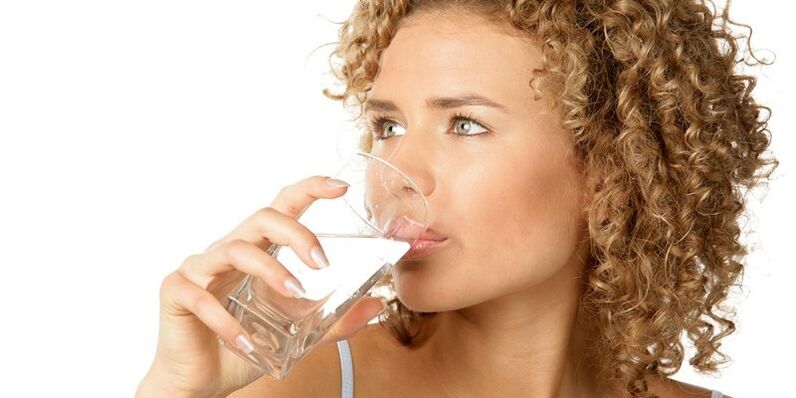 La o dietă de băut, trebuie să consumi 1, 5 litri de apă purificată, pe lângă alte lichide