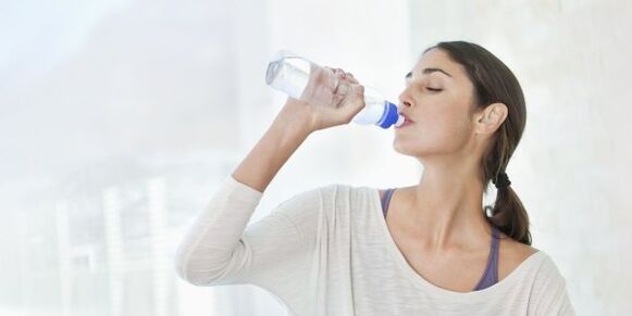 Pentru a pierde rapid în greutate, trebuie să bei cel puțin 2 litri de apă pe zi. 